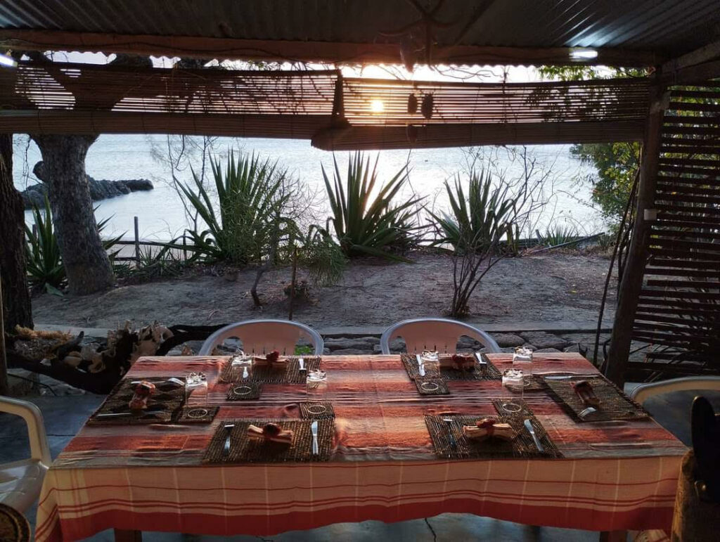 Table, restaurant, gîte, hôtel, Madiro Kitamby, dormir, manger, excursions, baie du courrier, Diego Suarez, Madagascar